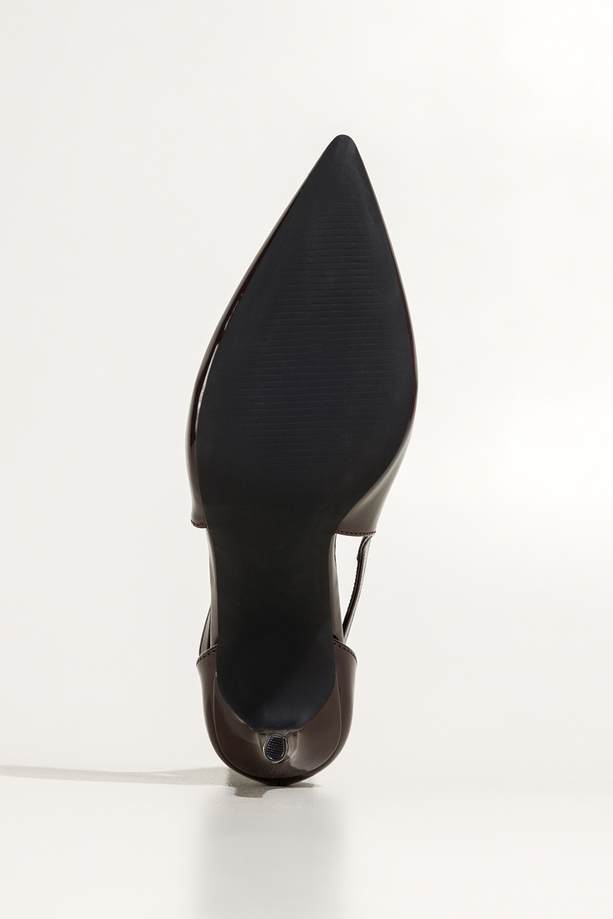 Czekoladowe czółenka damskie lakierowane szpilki wycięcia na cholewce pasek wokół kostki Carla 641-8