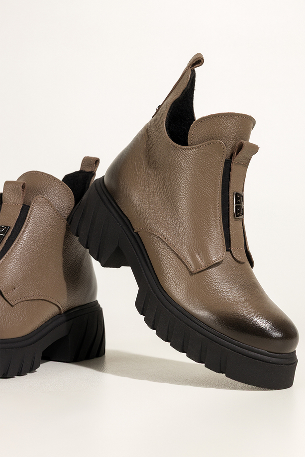 Ciemnobeżowe botki skórzane damskie na bieżnikowanej platformie z wyciętą cholewką guma na przodzie stalowa ozdoba PRODUKT POLSKI Casu 39456