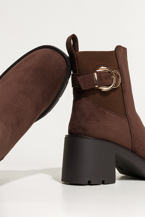 Czekoladowe botki damskie bieżnikowany szeroki obcas guma w cholewce pasek ze złotą klamrą Casu YN819