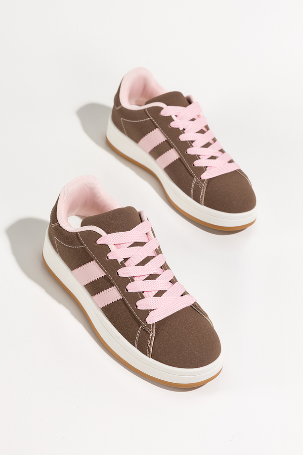 Brązowe sneakersy damskie buty sportowe na platformie sznurowane różowe wstawki Casu 77632-6