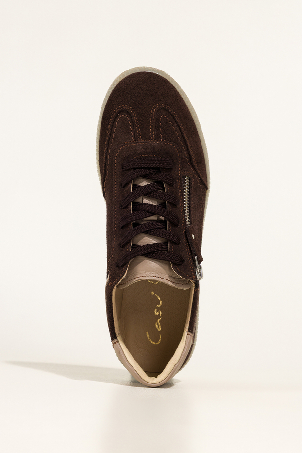 Czekoladowe sneakersy skórzane damskie buty sportowe na elastycznej podeszwie beżowe wstawki zamek w cholewce sznurowane PRODUKT POLSKI Casu M8716
