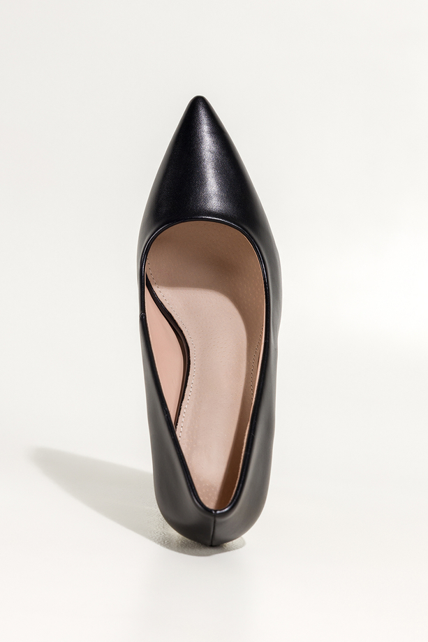 Czarne czółenka damskie na szerokim ozdobnym klocku ze złotymi akcentami Carla N476K