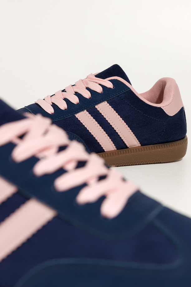 Granatowe sneakersy damskie buty sportowe na elastycznej podeszwie różowe wstawki sznurowane Casu 22336-85