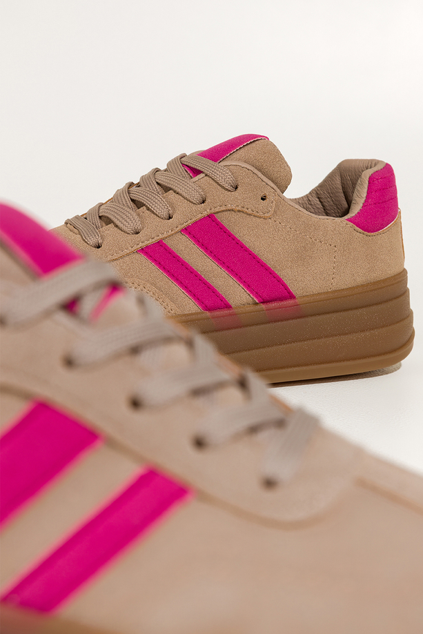 Ciemnobeżowe sneakersy damskie buty sportowe na platformie różowe wstawki sznurowane Casu 22330-7