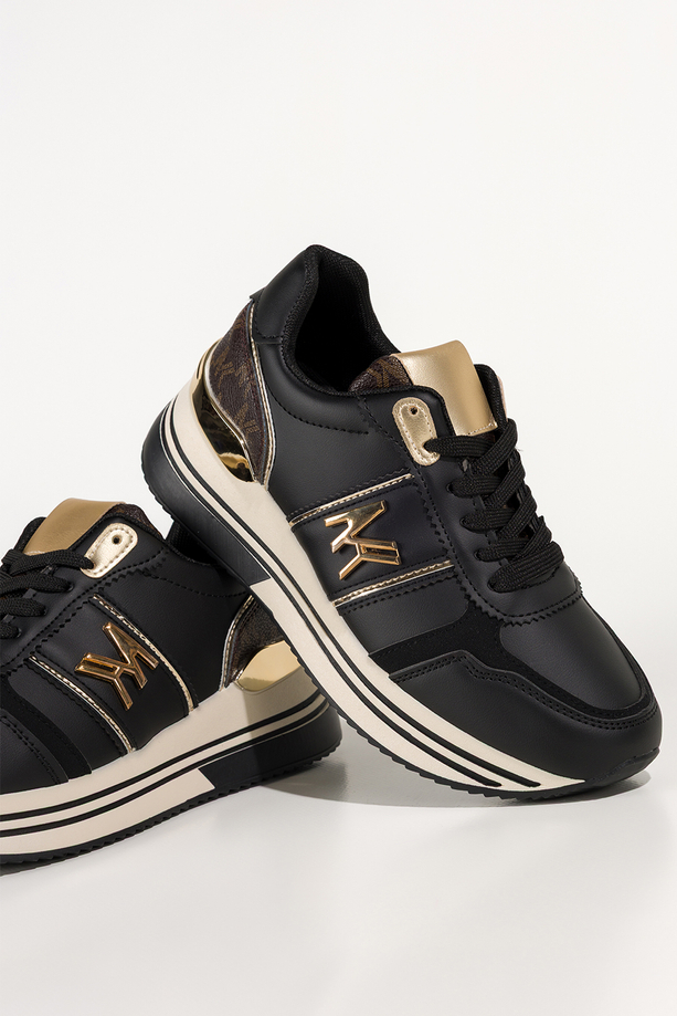 Czarne sneakersy damskie buty sportowe na żłobionej platformie sznurowane złota ozdoba Casu DD769