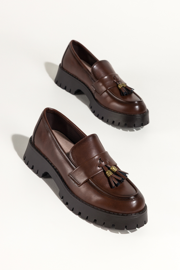 Czekoladowe mokasyny damskie półbuty z chwostami na bieżnikowanej platformie skórzana wkładka Carla K-6-B899