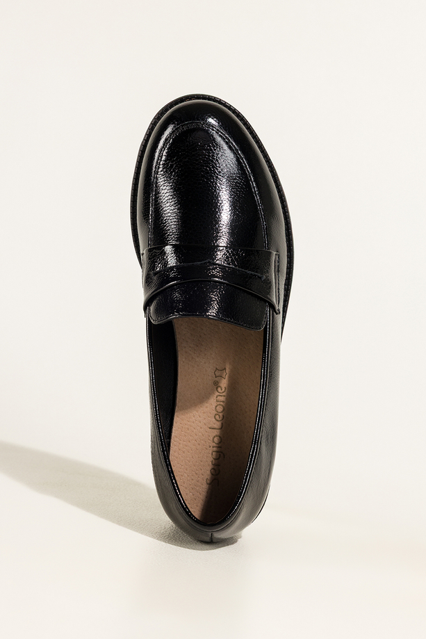 Czarne mokasyny skórzane damskie lakierowane Sergio Leone na niskim szerokim obcasie ozdobny pasek na cholewce NP74887-H