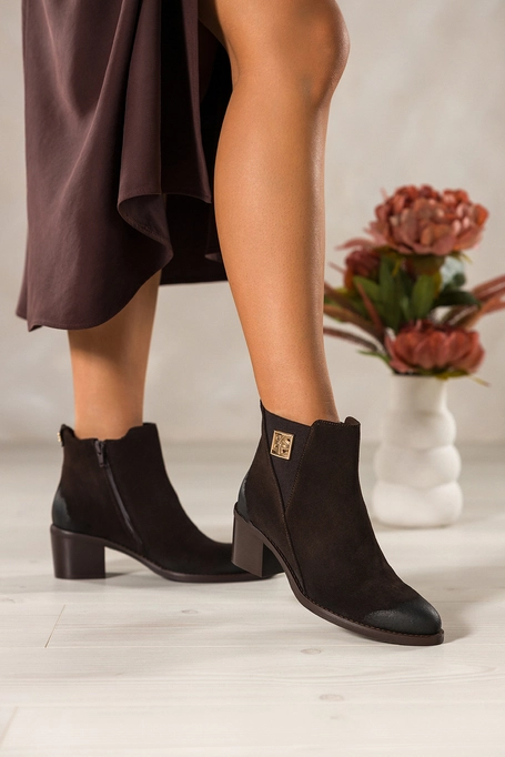 Czekoladowe botki skórzane damskie na szerokim słupku w cholewce guma ze złotą ozdobą PRODUKT POLSKI Casu 8869