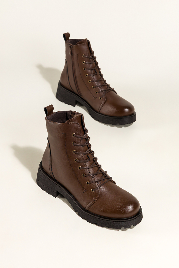 Ciemnobrązowe botki skórzane damskie Sergio Leone na bieżnikowanej platformie ozdobne przeszycia na cholewce sznurowane GI295-H