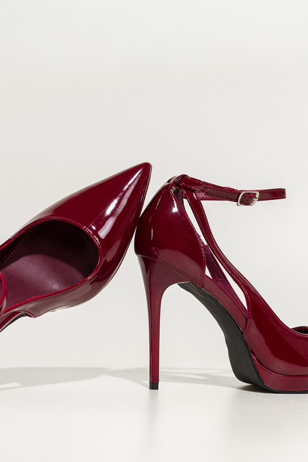 Bordowe czółenka damskie szpilki lakierowane wycięcia na cholewce pasek wokół kostki Carla OV853K