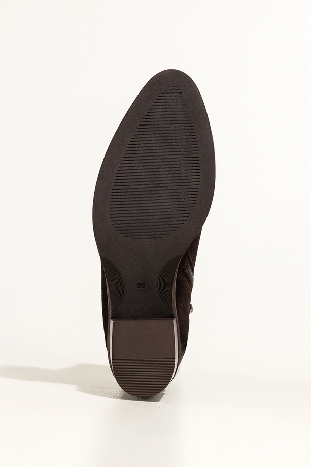 Czekoladowe botki skórzane damskie na szerokim słupku w cholewce guma ze złotą ozdobą PRODUKT POLSKI Casu 8869