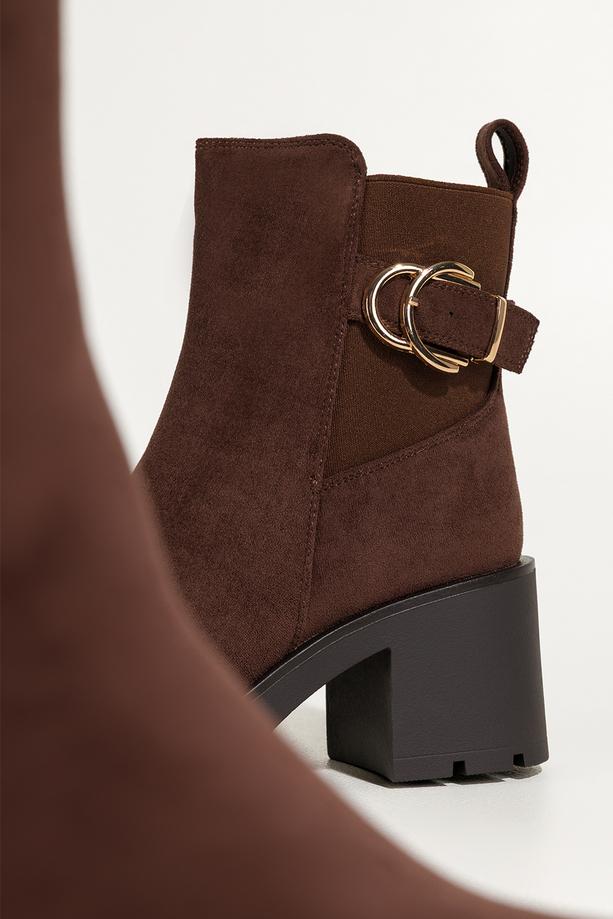 Czekoladowe botki damskie bieżnikowany szeroki obcas guma w cholewce pasek ze złotą klamrą Casu YN819