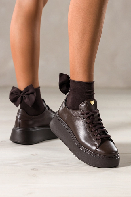 Czekoladowe sneakersy skórzane damskie buty sportowe na platformie złote serce na języku sznurowane PRODUKT POLSKI Casu 8201