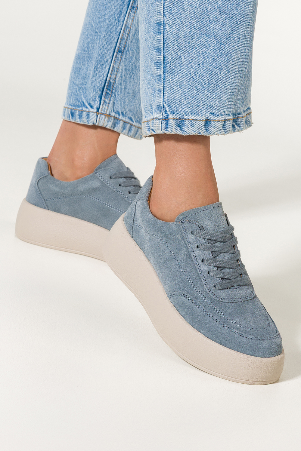 Niebieskie sneakersy skrzane damskie creepersy na platformie sznurowane Carla 2323