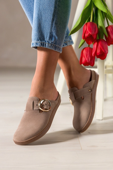 Beżowe klapki barefoot skórzane damskie szerokie na elastycznej płaskiej podeszwie wycięta cholewka pasek ze złotą klamrą PRODUKT POLSKI Casu 89787