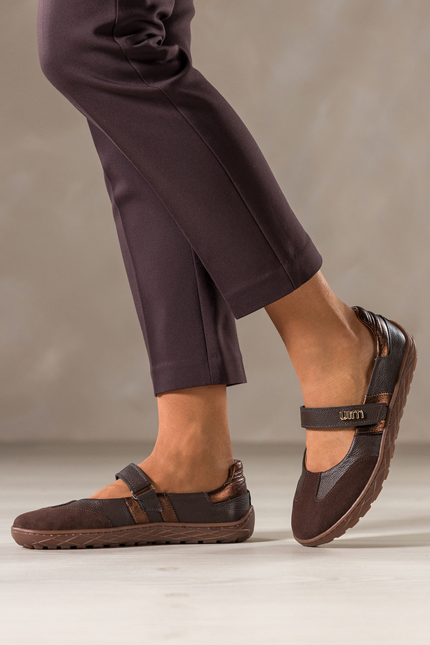 Czekoladowe baleriny barefoot skórzane damskie szerokie na elastycznej żłobionej podeszwie miedziane wstawki pasek na rzep złota ozdoba PRODUKT POLSKI Casu 89796