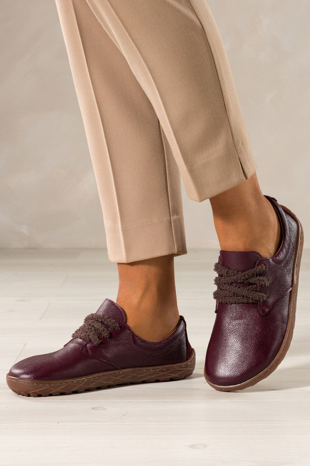 Bordowe buty barefoot skórzane damskie szerokie na elastycznej płaskiej podeszwie puszyste sznurówki PRODUKT POLSKI Casu 89811