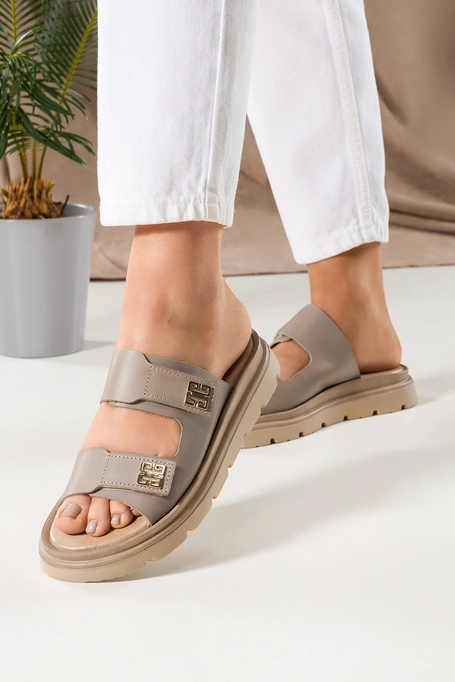 Beżowe klapki skórzane damskie paski na rzepy ze złotymi ozdobami PRODUKT POLSKI Casu 40439