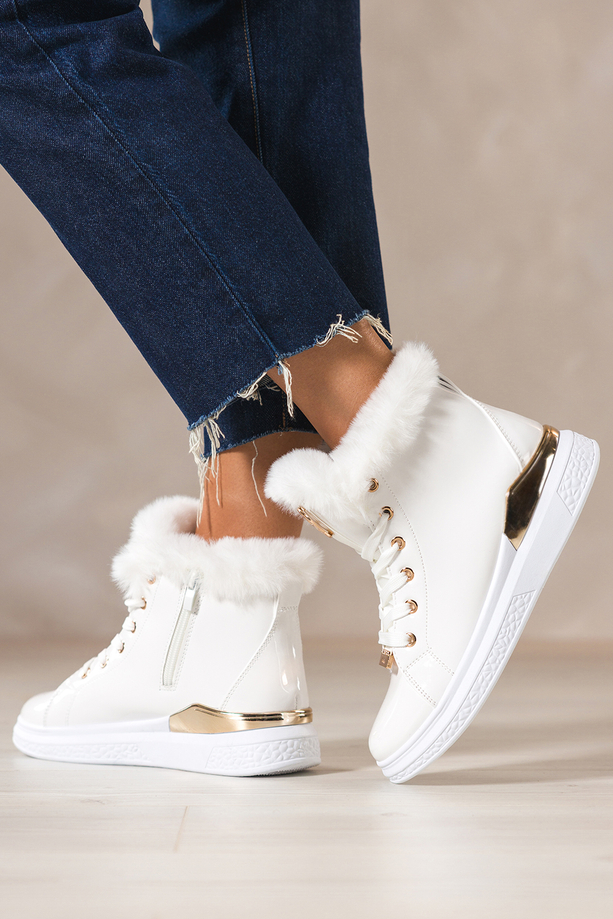 Białe botki damskie lakierowane platforma ze złotym akcentem złota ozdoba na języku sznurowane Casu 6992-86