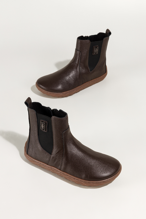 Czekoladowe botki barefoot skórzane damskie szerokie na elastycznej płaskiej podeszwie stalowa ozdoba guma w cholewce PRODUKT POLSKI Casu 69925