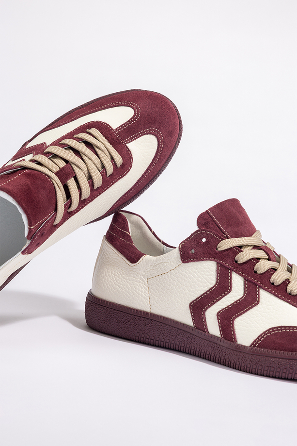 Beżowe sneakersy skórzane damskie buty sportowe na elastycznej płaskiej podeszwie z bordowymi wstawkami sznurowane PRODUKT POLSKI Casu N1236