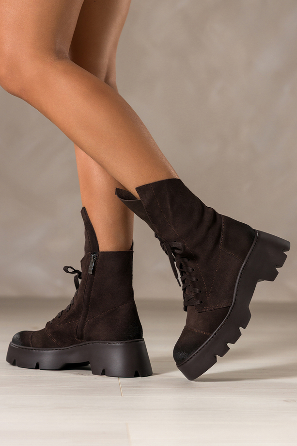 Czekoladowe botki skórzane damskie workery na bieżnikowanej platformie geometrycznie wycięta cholewka sznurowane PRODUKT POLSKI Casu 023