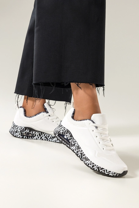 Białe sneakersy damskie buty sportowe na czarnym koturnie z wzorem sznurowane Casu 0996-4