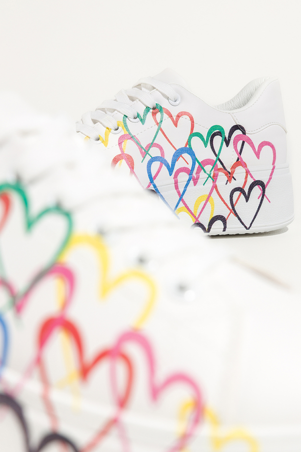 Białe sneakersy damskie buty sportowe na platformie z kolorowymi sercami sznurowane Casu YL-869