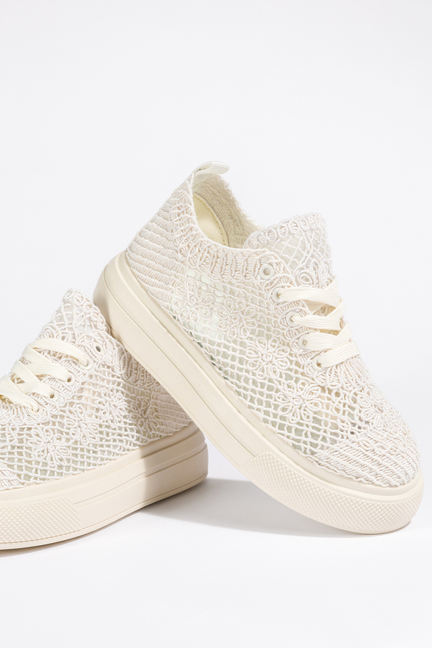 Kremowe sneakersy damskie creepersy koronkowe na platformie sznurowane Carla 6384-3