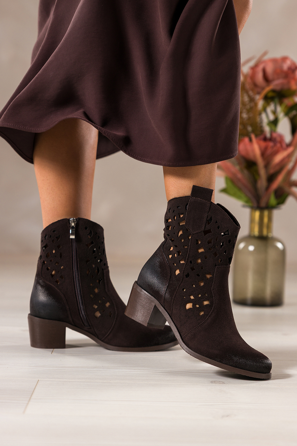 Czekoladowe botki skrzane damskie kowbojki aurowe na citym obcasie wycita cholewka PRODUKT POL