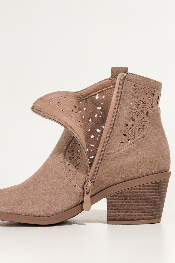 Beżowe botki damskie kowbojki ścięty obcas klocek ażurowa cholewka Carla S7477-7