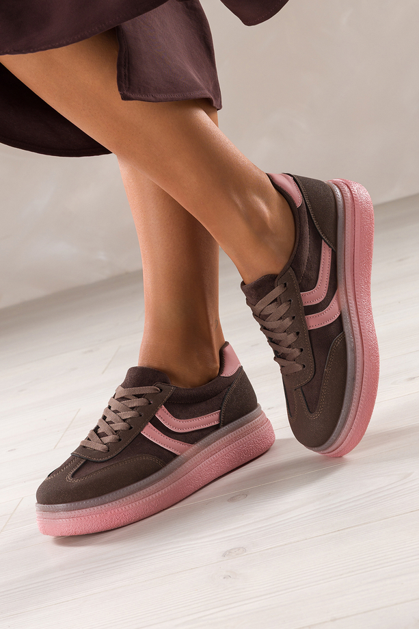 Brązowe sneakersy damskie buty sportowe na różowej platformie różowe wstawki sznurowane Carla 1000