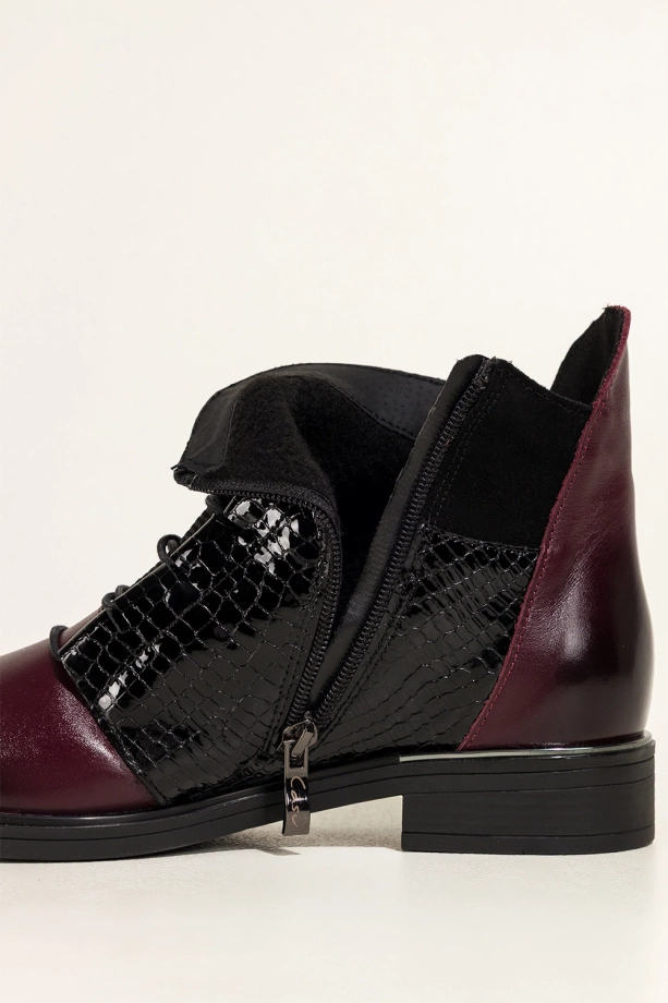 Bordowe botki skórzane damskie płaskie wstawki lakierowane z wzorem wężowym sznurowane PRODUKT POLSKI Casu 39476