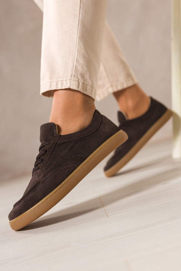 Czekoladowe półbuty barefoot skórzane zamszowe damskie szerokie na elastycznej płaskiej podeszwie cholewka z przeszyciami sznurowane PRODUKT POLSKI Casu M8669