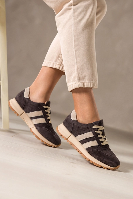 Czekoladowe sneakersy skórzane damskie buty sportowe na bieżnikowanej platformie beżowe wstawki sznurowane Carla TW-OC8919