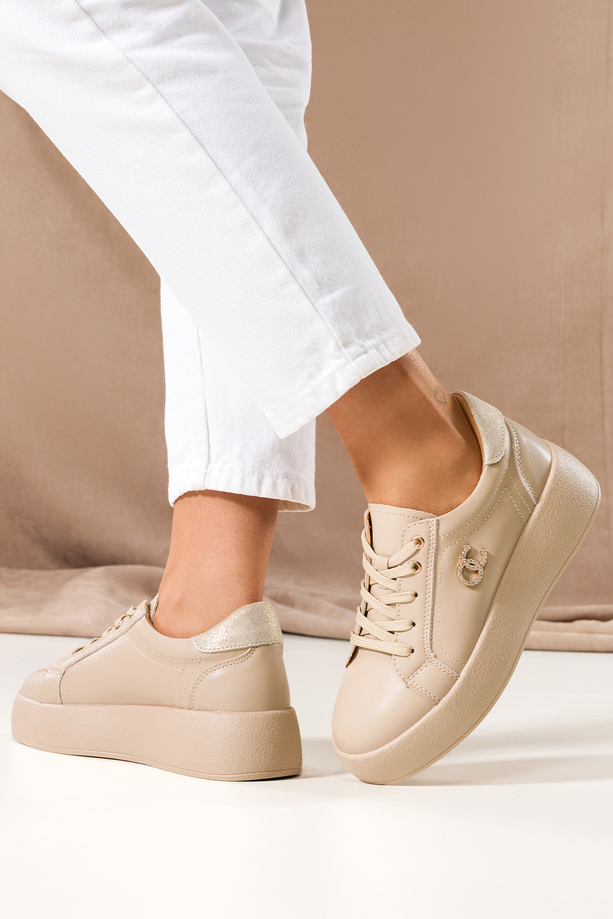 Beżowe sneakersy skórzane damskie creepersy na platformie złota ozdoba z cyrkoniami na cholewce sznurowane Carla 2339