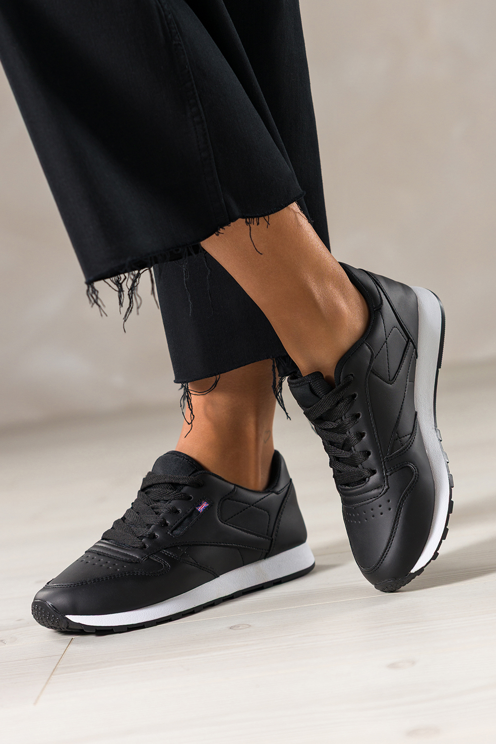 Czarne sneakersy damskie buty sportowe na biaej podeszwie sznurowane Carla 8210-89