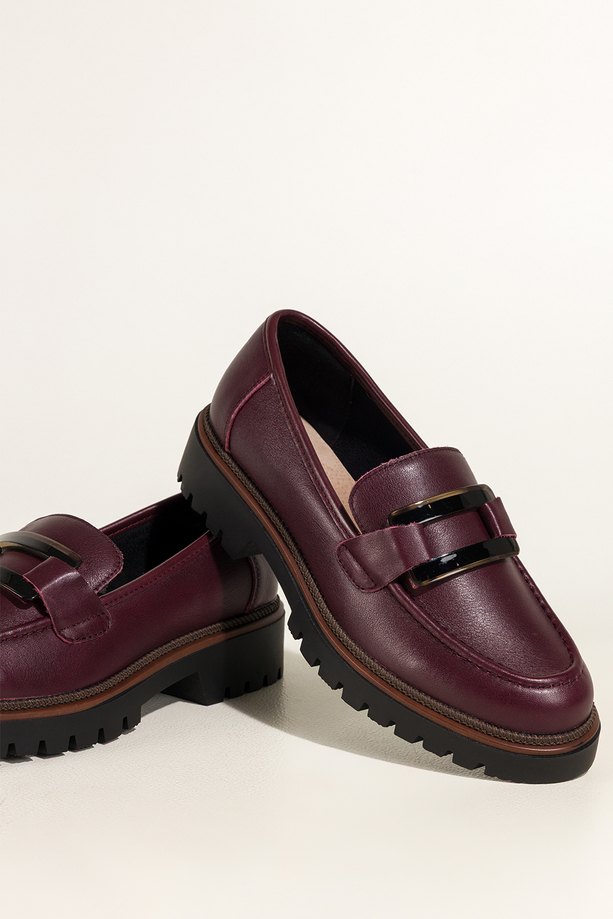 Bordowe mokasyny skórzane damskie Sergio Leone na bieżnikowanej podeszwie czarna ozdoba na cholewce NP74833-H