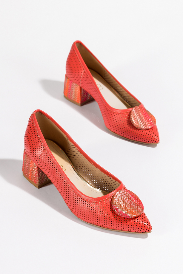 Pomarańczowe czółenka skórzane damskie ażurowe na klocu z ozdobą  PRODUKT POLSKI Casu 02207-2813-2756