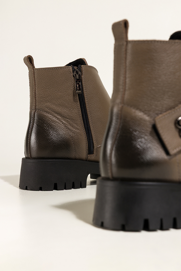 Ciemnobeżowe botki skórzane damskie na bieżnikowanej platformie szeroki pasek na rzep ze stalową ozdobą PRODUKT POLSKI Casu 39465