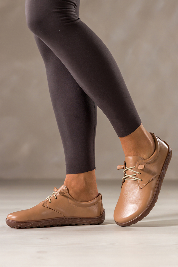 Camelowe buty barefoot skórzane damskie szerokie na elastycznej płaskiej podeszwie elastyczne jasnobeżowe sznurówki PRODUKT POLSKI Casu 89810