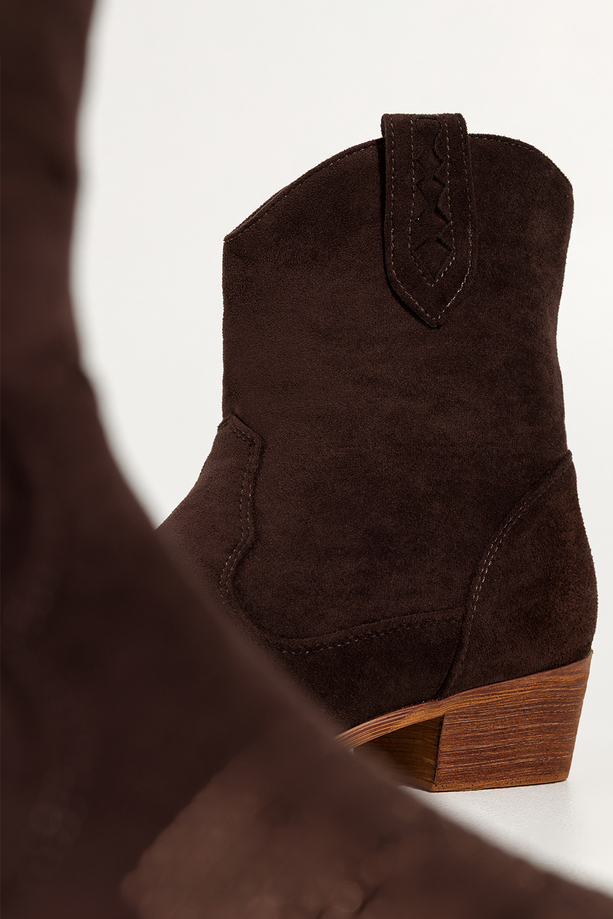 Czekoladowe botki damskie kowbojki na ściętym klocku cholewka z ozdobnymi przeszyciami skórzana wkładka Carla XBN970-11