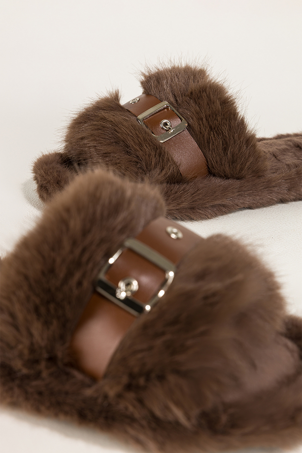 Brązowe kapcie damskie obuwie domowe futrzane brązowy pasek ze srebrną klamerką Casu NG-40