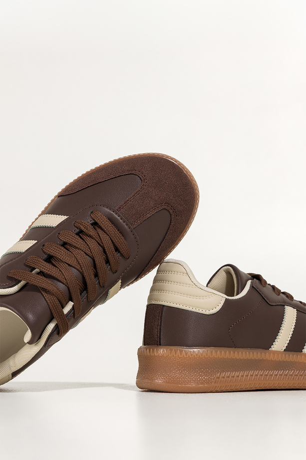 Czekoladowe sneakersy damskie buty sportowe na platformie beżowe wstawki sznurowane Casu 75985