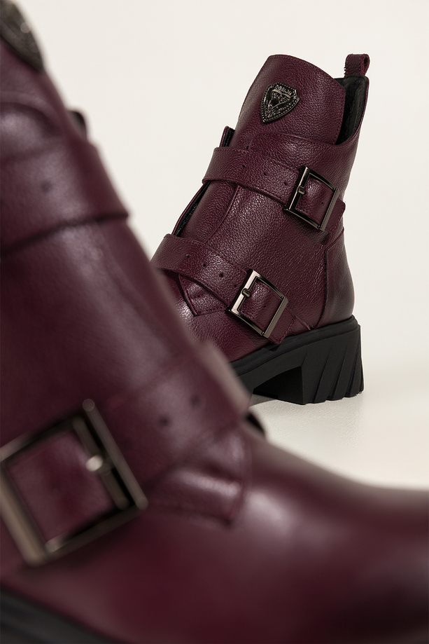 Bordowe botki workery skórzane damskie na bieżnikowanej platformie paski z klamrami stalowa ozdoba na języku PRODUKT POLSKI Casu 39517