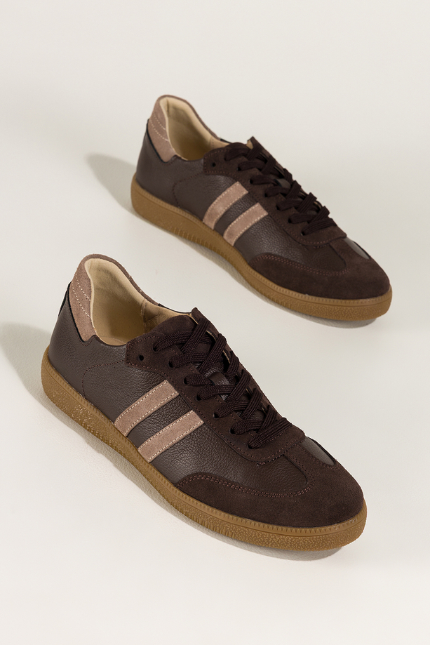 Czekoladowe sneakersy skórzane damskie buty sportowe na elastycznej podeszwie beżowe wstawki sznurowane PRODUKT POLSKI Casu M8931