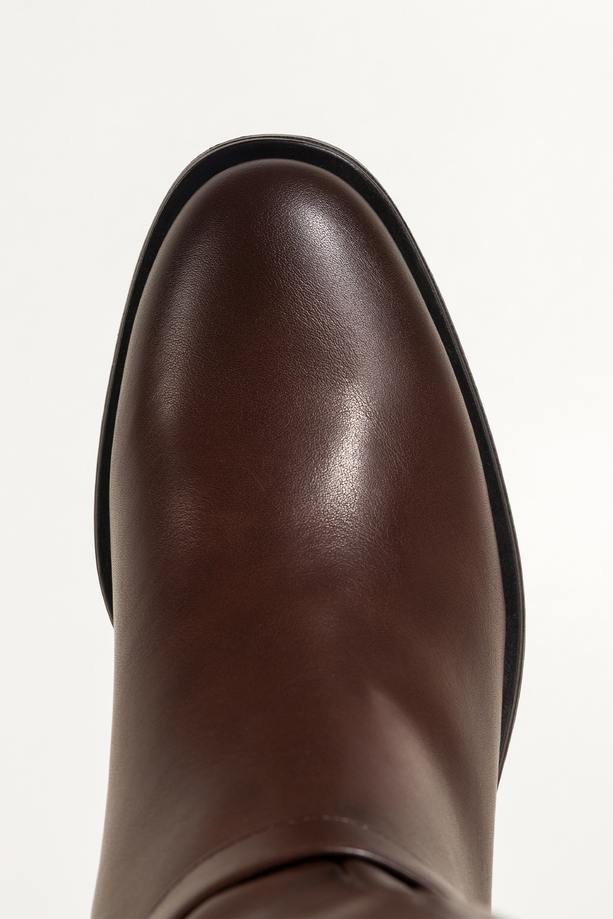 Czekoladowe kozaki damskie na klocku elastyczna cholewka pasek ze stalową ozdobą Casu D728-7