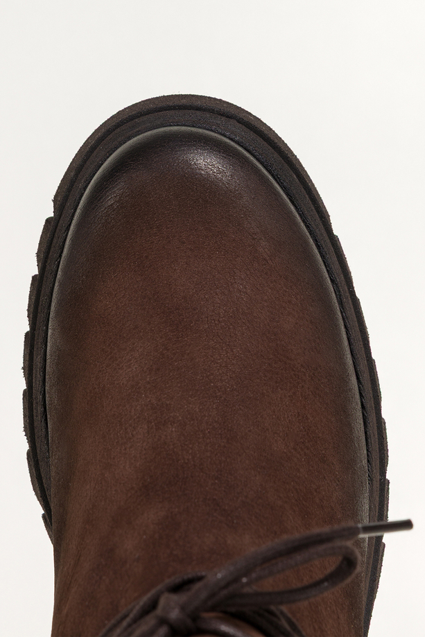 Czekoladowe botki skórzane damskie nubukowe na bieżnikowanej czekoladowej podeszwie przy sznurówkach ozdoby z cyrkoniami PRODUKT POLSKI Casu 8085