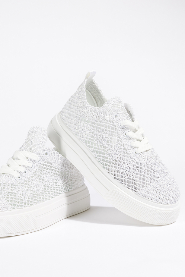 Białe sneakersy damskie creepersy koronkowe na platformie sznurowane Carla 6384-2