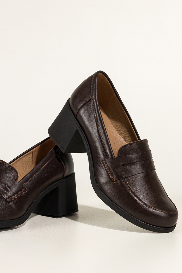 Czekoladowe mokasyny skórzane damskie na szerokim klocku ozdobny pasek PRODUKT POLSKI Casu 2762